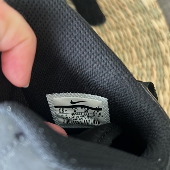 Nike Boys Black Air Force 1 high tops size 6.5 - Picture 3 of 3